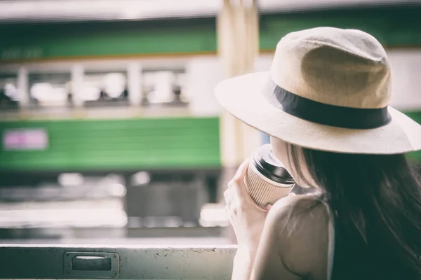 Femme Asiatique Voyageur Boire Café Dans Train Avec Bonheur Gare — Photo