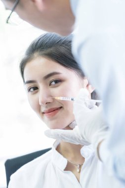 Hasta korkmuyor ve şırınga ve iğneden korkmuyor..