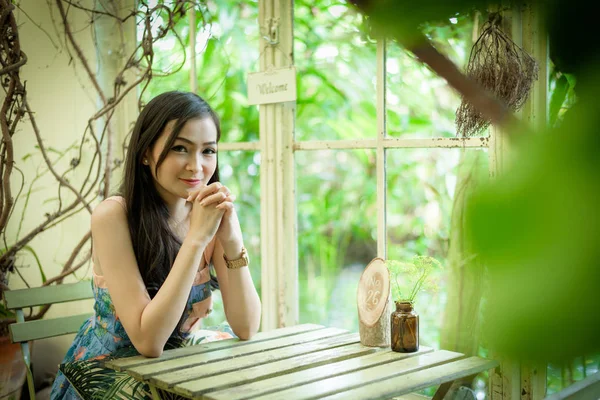 Asiatique Jolie Fille Détente Avec Heureux Souriant Little Tree Garden — Photo