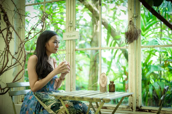 Azjatyckie Ładna Dziewczyna Relaks Szczęśliwy Uśmiechnięty Little Tree Garden Kawiarni — Zdjęcie stockowe