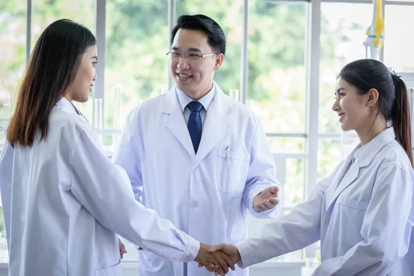 Aziatisch Wetenschapper Team Hebben Vergadering Laboratorium — Stockfoto