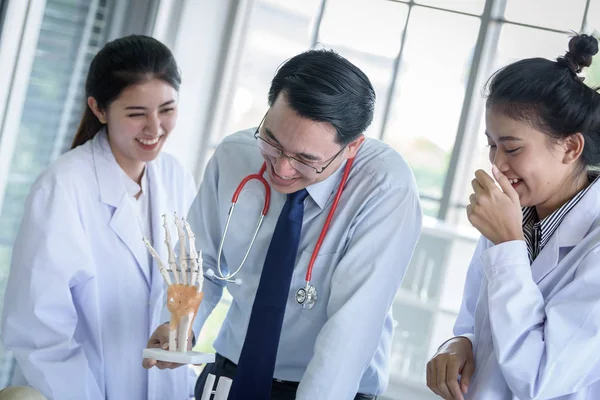 亚洲教师在实验室教学生科学和解剖学 — 图库照片