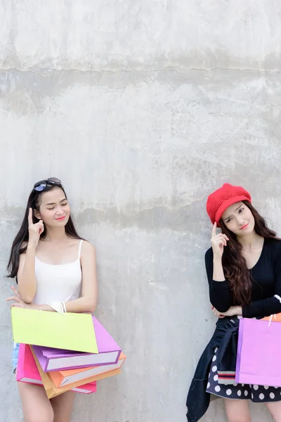 İkili Asyalı portre kızı mutlu ve alışveriş kolosuyla gülümsüyor. — Stok fotoğraf