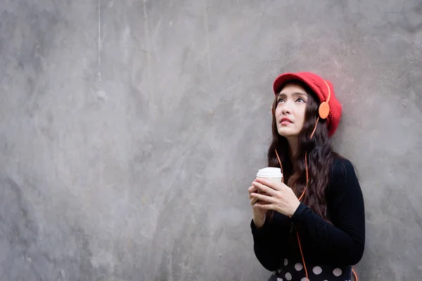 Asiatique portrait femme avec chapeau rouge et noir vêtements a tenant — Photo