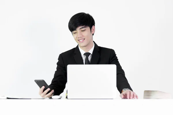 아시아의 매니저 사업가가 책상에 앉아서 전화기를 사용하는 모습, — 스톡 사진