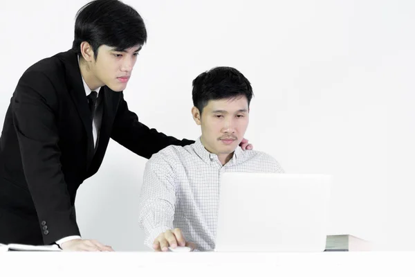 Asiatisk krubba affärsman och anställd lön man har arbetat tillsammans — Stockfoto