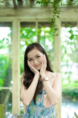 Asyalı güzel kız, Little 'a gülümsüyor ve mutlu oluyor. 