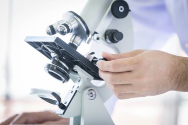 Asyalı genç öğrenci bilim adamı araştırma ve öğrenme