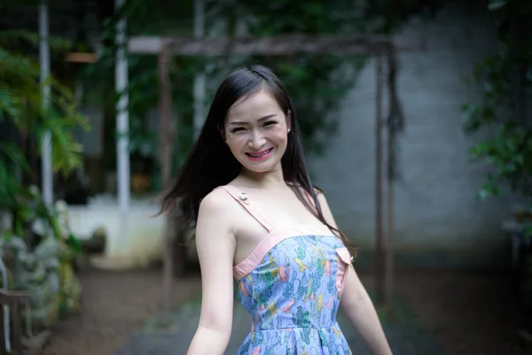 Ásia bonito menina tem relaxante com feliz e sorrindo no pouco — Fotografia de Stock