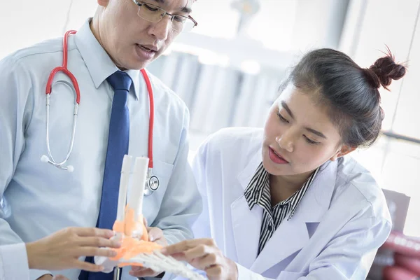 Asiatischer Lehrer unterrichtet Schüler über Naturwissenschaften und Anatomie — Stockfoto