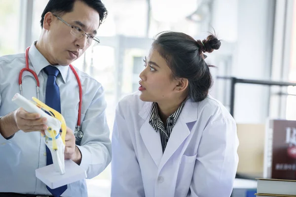 Professor asiático tem ensino para estudante sobre ciência e anatomia — Fotografia de Stock