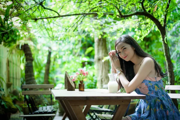 Asijské pěkný dívka má pití led bílý mléko s šťastný a sm — Stock fotografie