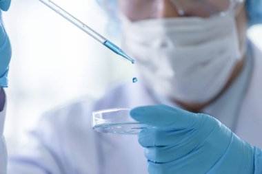 Asyalı üst düzey bilim adamı erkek bir çalışma alanında araştırma ve öğrenme