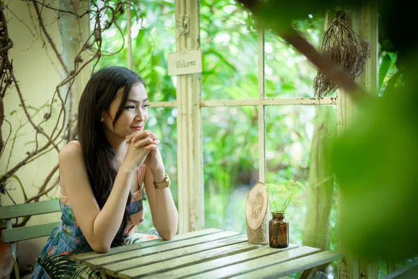 Asiatique jolie fille a relaxant avec heureux et souriant à peu — Photo