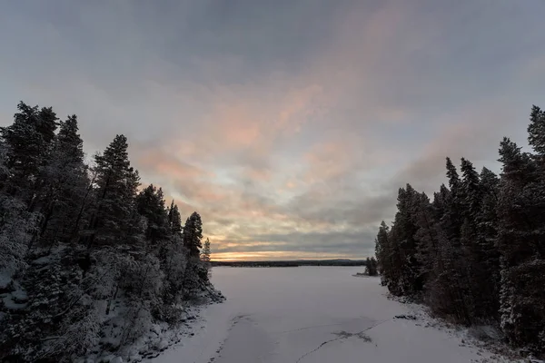 O lago de gelo cobriu com neve pesada e céu no inverno seaso — Fotografia de Stock