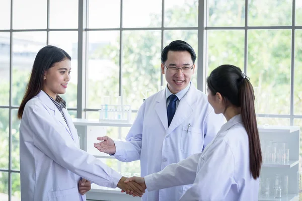 El equipo científico asiático se reúne en laboratorio. — Foto de Stock