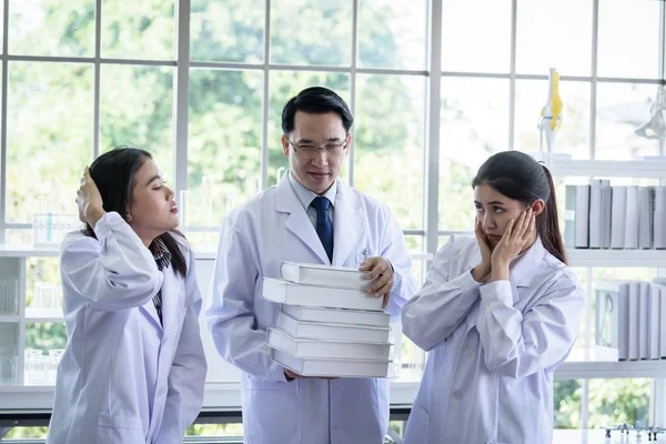 Científicos asiáticos de alto nivel han asignado nuevos trabajos a estudiantes de labo. — Foto de Stock