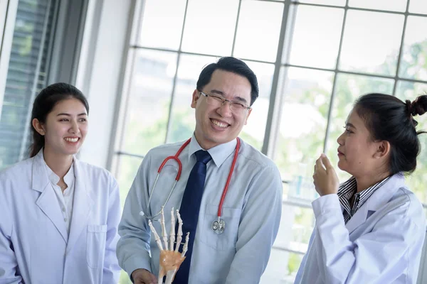 Asiatique enseignant a enseigner aux étudiants sur la science et l'anatomie — Photo