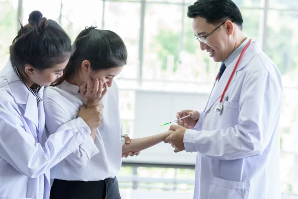 Patiënt is bang en bang voor injectiespuit en naald. — Stockfoto