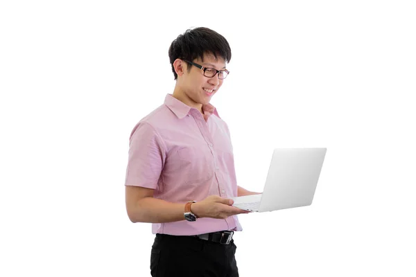 Азіатський молодий бізнесмен стоїть і тримає лептоп на роботі. — стокове фото