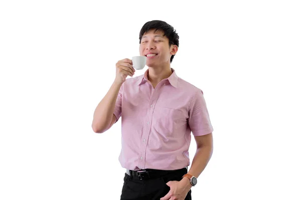 Азіатський молодий бізнесмен стоїть і випиває чашку кави. — стокове фото