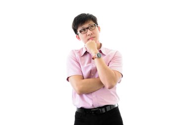 Asyalı genç işadamı iş için ayakta duruyor ve plan yapıyor.