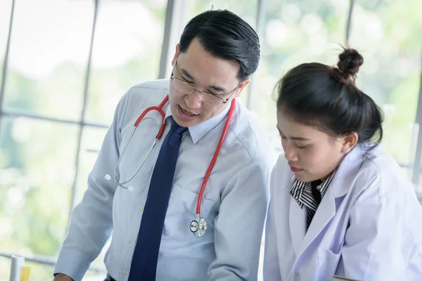 Asiatique enseignant a enseigner aux étudiants sur la science et l'anatomie — Photo