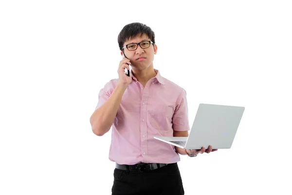 Asiatico giovane uomo d'affari ha standing e holding telefono e lapt — Foto Stock