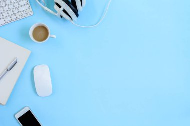 Kahveyle çalışmak için mavi masa ve ekipman.