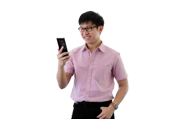 Азиатский молодой бизнесмен стоит и играет в телефон с Хаппом — стоковое фото