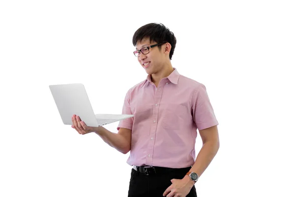 Aziatisch jong zakenman heeft staande en laptop holding voor werk — Stockfoto