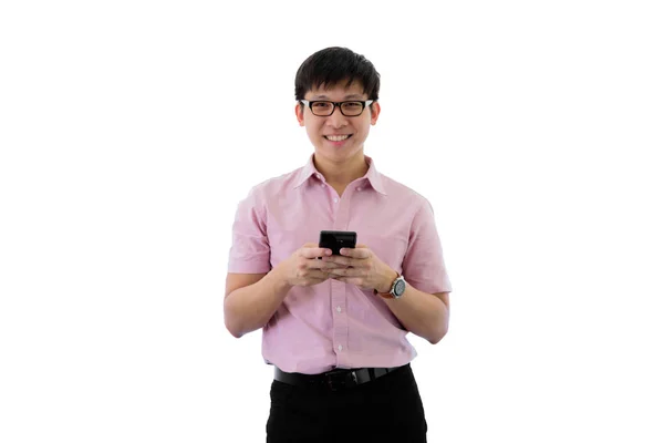 Ázsiai fiatal üzletember áll, és játszani telefon happ — Stock Fotó