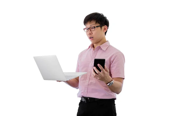 Asiatico giovane uomo d'affari ha standing e holding telefono e lapt — Foto Stock