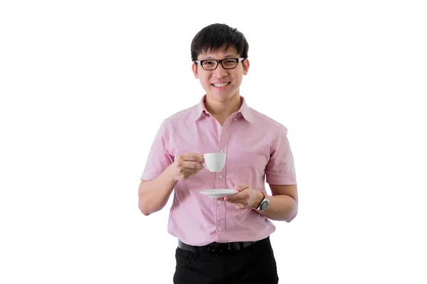 El joven empresario asiático se pone de pie y bebe una taza de café. — Foto de Stock