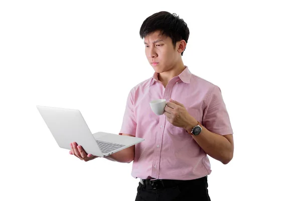 Asiatico giovane uomo d'affari ha in piedi e di lavoro con una tazza di c — Foto Stock