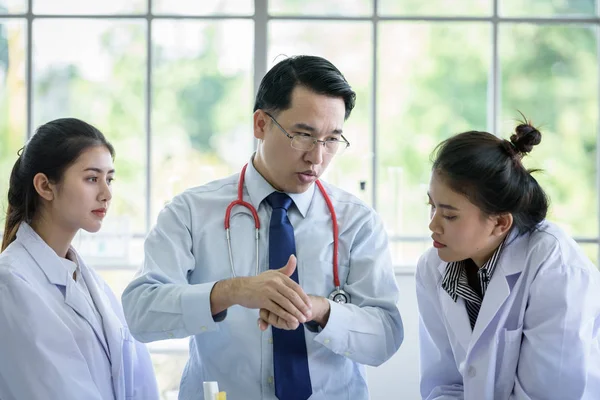 Asiatique enseignant a enseigner aux étudiants sur la science et l'anatomie — Photo