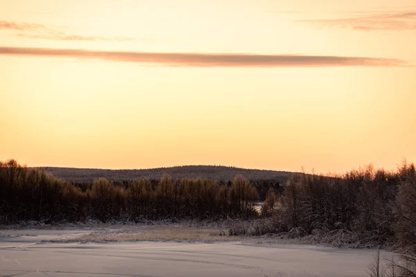 Der Eissee und der Wald sind mit starkem Schnee bedeckt und — Stockfoto