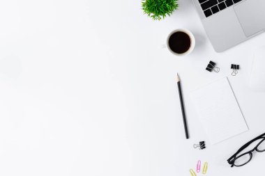 Ofis masası dizüstü bilgisayarı, faresi, ağacı, pembesi ve