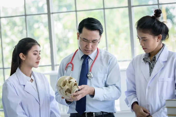 Asiatique enseignant a enseigner aux étudiants sur la science et l'anatomie — Photo