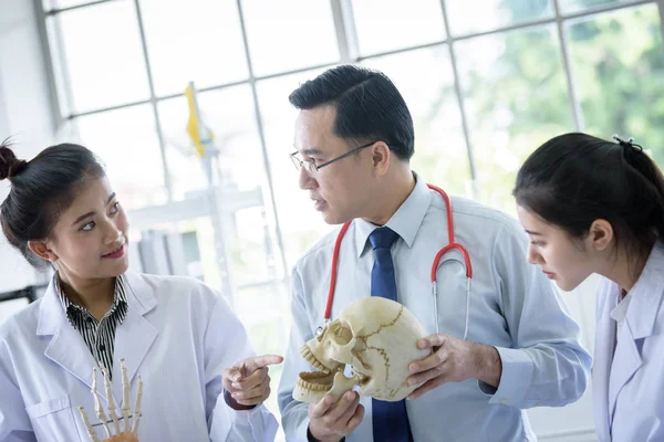 Asiática profesora ha enseñando a los estudiantes acerca de la ciencia y anatómica — Foto de Stock