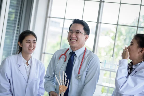 Asiatique enseignant a enseigner aux étudiants sur la science et l'anatomie — Photo