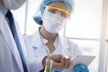 Sen ile araştırma ve öğrenme yapan Asyalı genç bilim adamı.