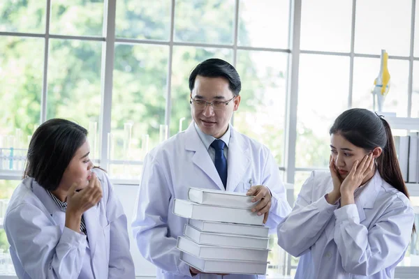 A rangidős ázsiai tudós új munkát adott a laborban tanuló diákoknak. — Stock Fotó