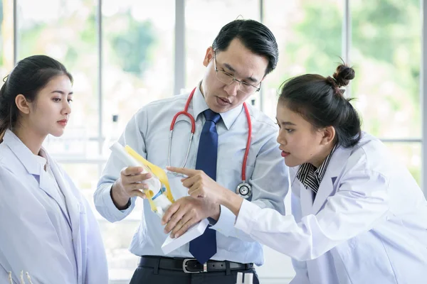 Asiatique enseignant a enseigner aux étudiants sur la science et l'anatomie — Photo