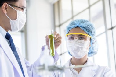 Sen ile araştırma ve öğrenme yapan Asyalı genç bilim adamı.