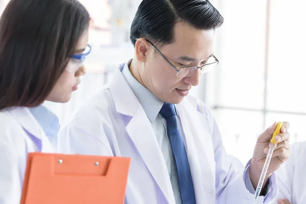 Aziatische senior wetenschapper hebben onderwijs jonge student wetenschapper in — Stockfoto