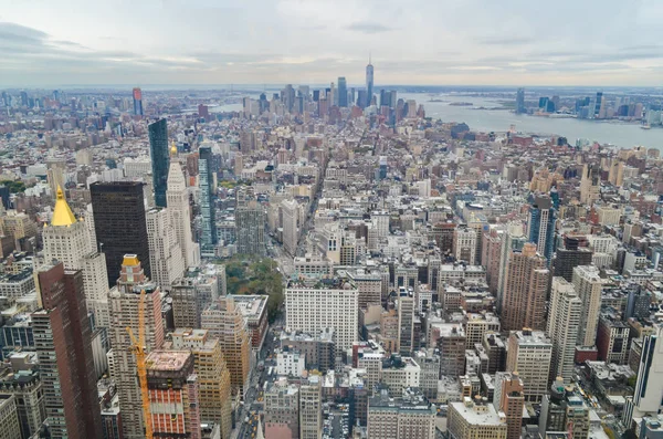 Los rascacielos de la ciudad de Nueva York ofrecen vistas a la ciudad en la azotea con cielo y nubes. — Foto de Stock