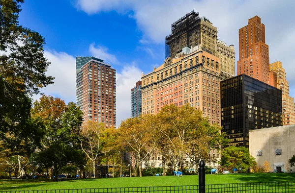 Η πόλη της Νέας Υόρκης το πρωί με πάρκο και μπλε ουρανό backgrou — Φωτογραφία Αρχείου