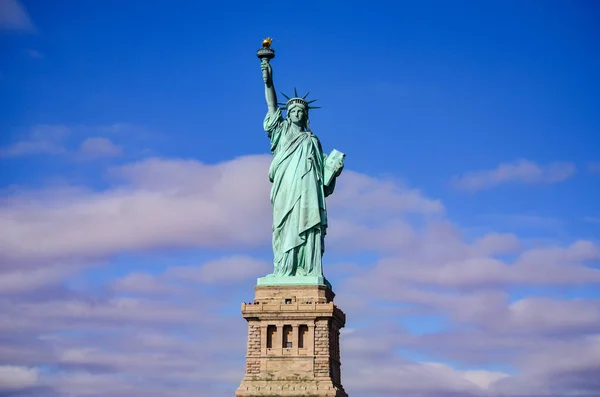 Het Vrijheidsbeeld in New York City, USA. — Stockfoto