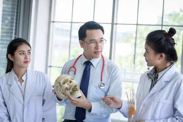 亚洲教师对学生进行科学和解剖学的教学 — 图库照片